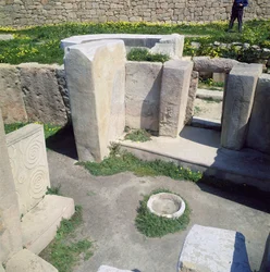 Megalithische Tempelanlage, ca. 30000-25000 v. Chr.